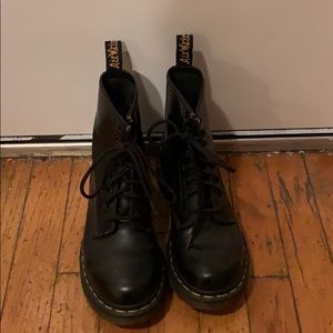 AUTHENTIC DR. MARTENS BOOTS SIZE 6 US